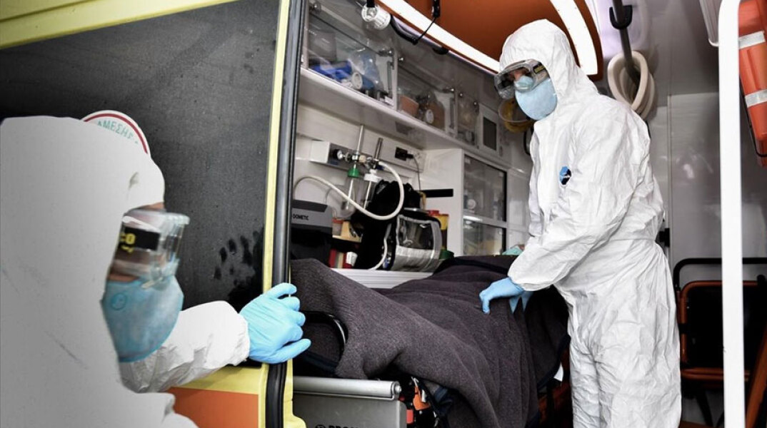 Πλήρωμα σε ασθενοφόρο του ΕΚΑΒ με προστατευτική στολή για τον κορωνοϊό - Οι νεκροί στην Ελλάδα από τις επιπλοκές της Covid-19 ξεπέρασαν τις 12.000 το Σάββατο 29 Μαΐου 2021
