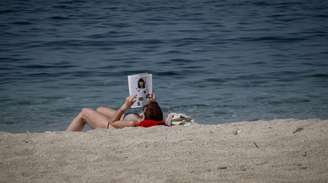 Λουόμενη σε παραλία στην Αττική διαβάζει περιοδικό (ΦΩΤΟ ΑΡΧΕΙΟΥ) - Ο ζεστός καιρός σήμερα Σάββατο (29/5) έκανε αρκετούς να πάνε για μπάνιο στη θάλασσα