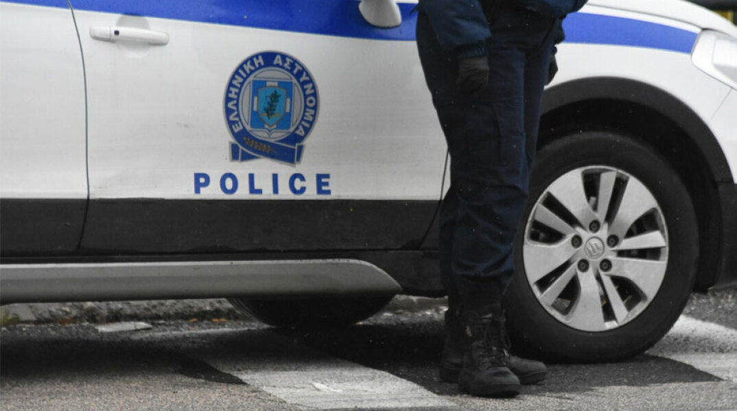 Αστυνομικός της ΕΛ.ΑΣ έξω από περιπολικό - Πρόστιμα στην εστίαση κόπηκαν στη Θεσσαλονίκη