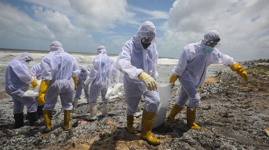 Σρι Λάνκα: Μάχη με τον χρόνο για να καθαρίσουν οι παραλίες από τόνους πλαστικού που έφθασαν στις ακτές μετά τη φωτιά σε πλοίο μεταφοράς κοντέινερ