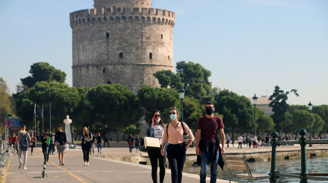 Θεσσαλονίκη: Πολίτες με μάσκα για τον κορωνοϊό