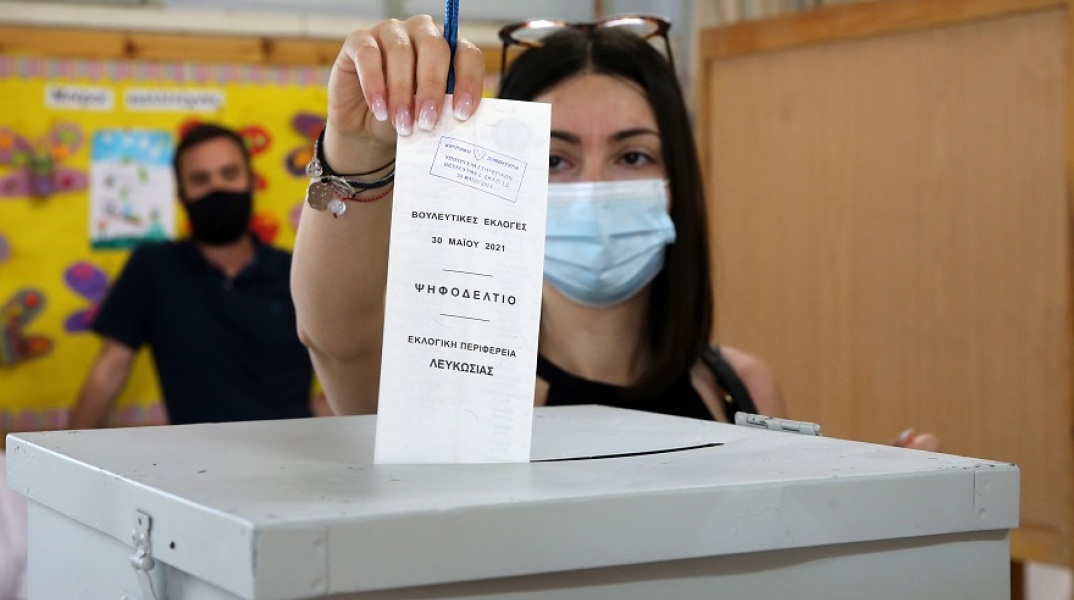 Εκλογές στην Κύπρο: Στιγμιότυπο από την κάλπη - Με μάσκες οι ψηφοφόροι