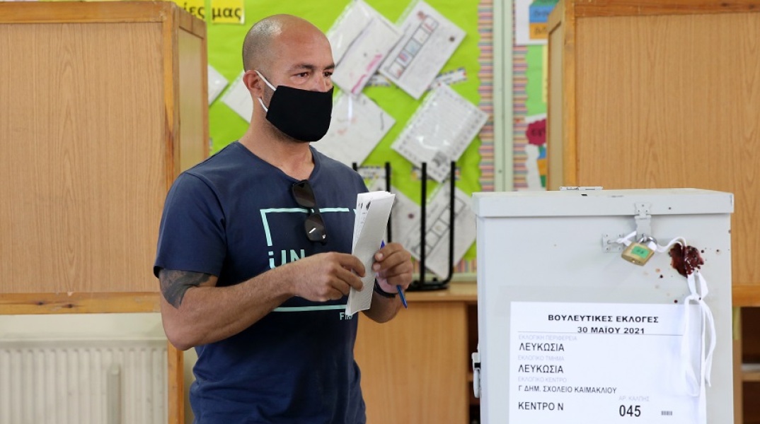 Εκλογές στην Κύπρο: Στιγμιότυπο από την κάλπη - Με μάσκες οι ψηφοφόροι 
