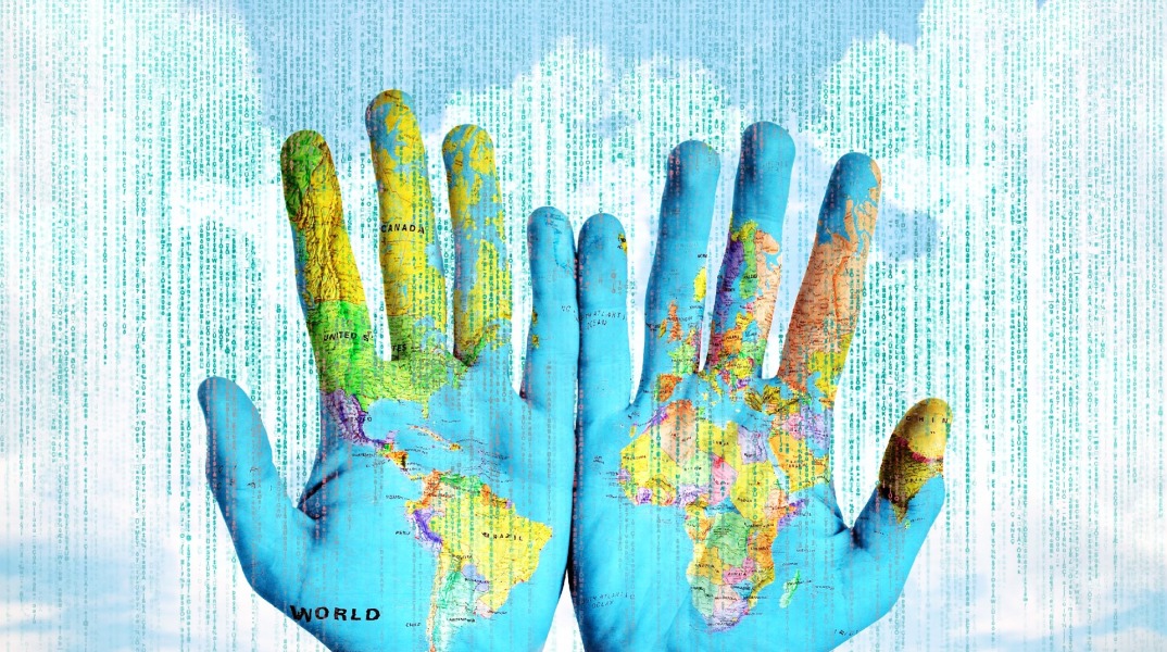 Χέρια στα οποία απεικονίζεται ο χάρτης της γης