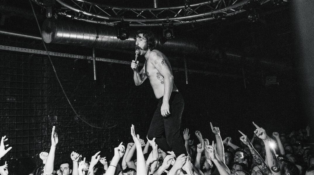 Στιγμιότυπο από συναυλία των IDLES