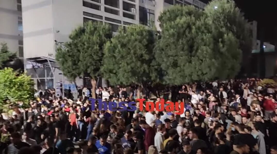 Θεσσαλονίκη - Κορωνοπάρτι στο ΑΠΘ μετά το κλείσιμο της εστίασης