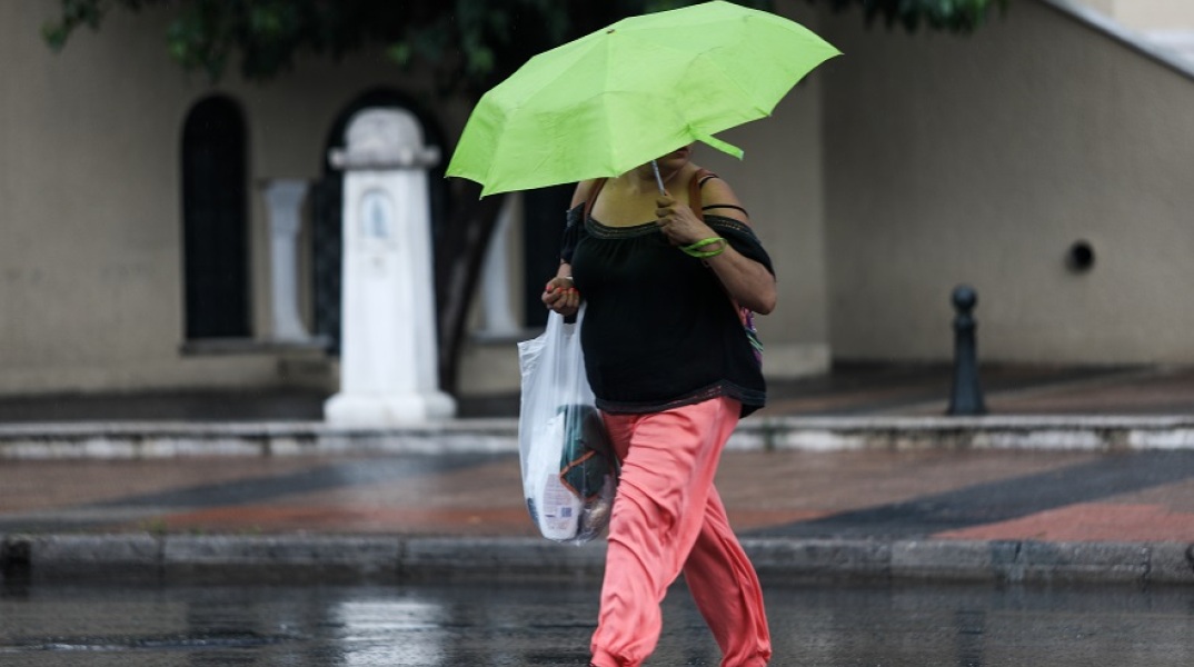 Βροχή - Γυναίκα με ομπρέλα