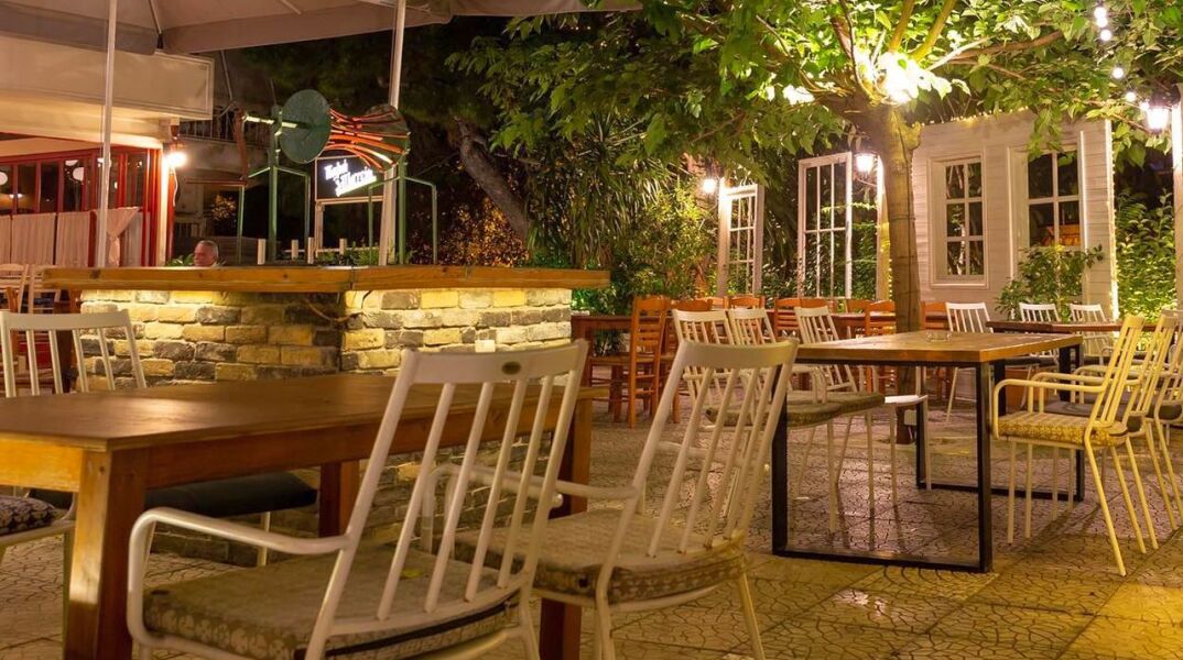 Παλιά Πλατεία: Το Πατησιώτικο μεζεδοπωλείο με τη δροσερή αυλή και τη μεγάλη ιστορία