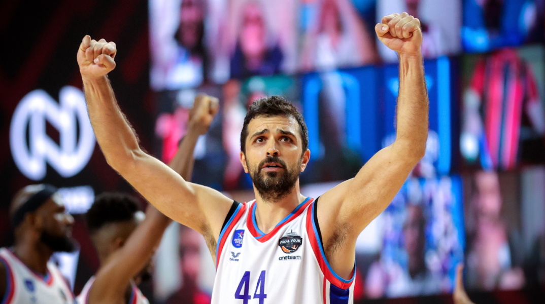 Ο Κρούνοσλαβ Σιμόν πανηγυρίζει τη νίκη της Εφές κόντρα στην Μπαρτσελόνα