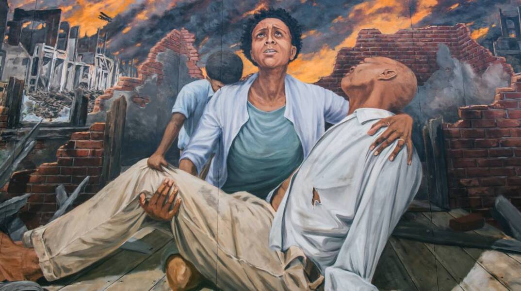 100 χρόνια από τη Σφαγή της Ταάσλα - Tοιχογραφία που απεικονίζει ένα παιδί και μια γυναίκα που κρατά έναν άνδρα κατά τη σφαγή της Τάλσα στην περιοχή Greenwood