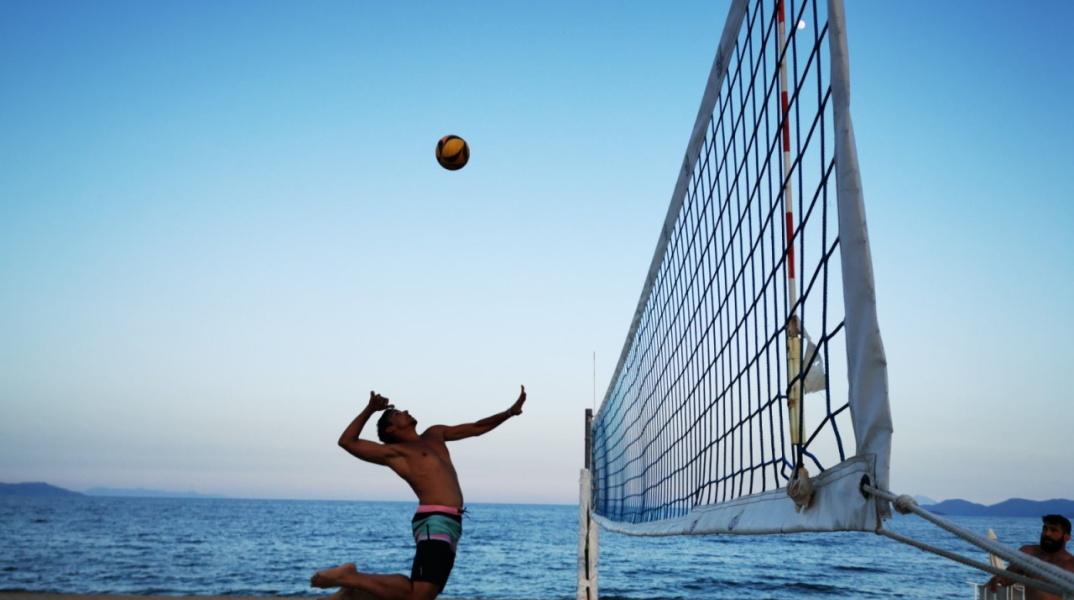 Το Μπιτς Βόλεϊ αποτελεί ένα από τα πιο ανερχόμενα, θεαματικά και covid free αθλήματα της πρωτεύουσας, με πλήθος κόσμου που δεν έχουν ξαναδοκιμάσει να εθίζονται σε αυτό