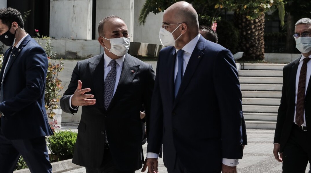 Ο Μεβλούτ Τσαβούσογλου με τον Νίκο Δένδια