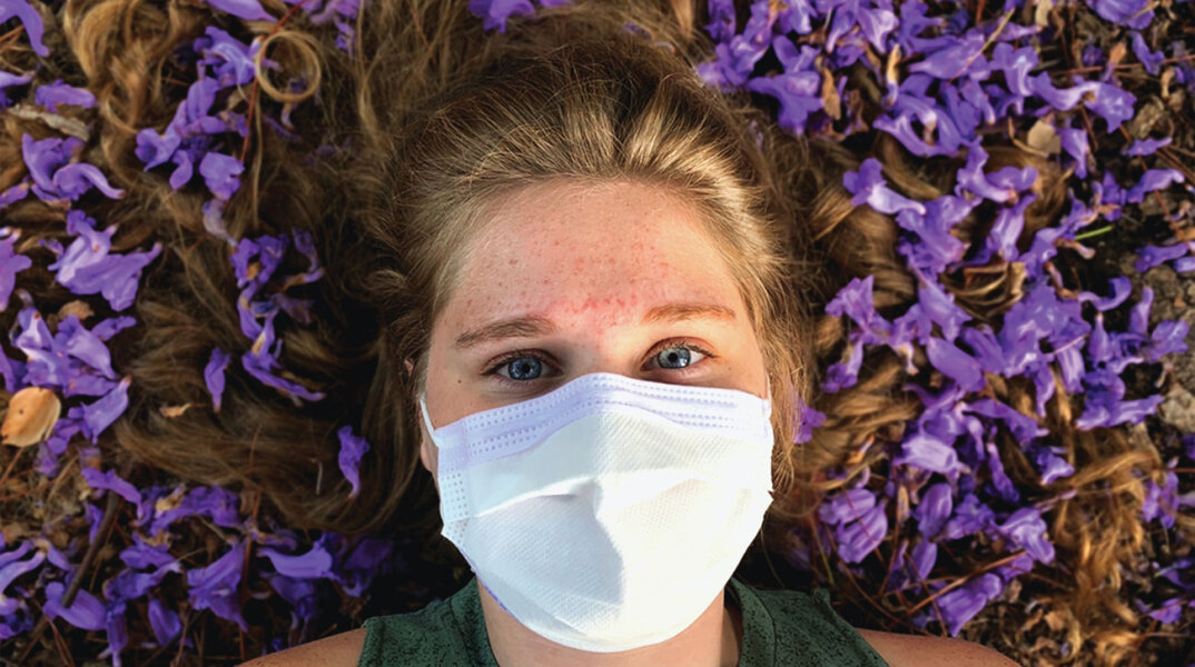 Γυναίκα με λευκή μάσκα στο πρόσωπο