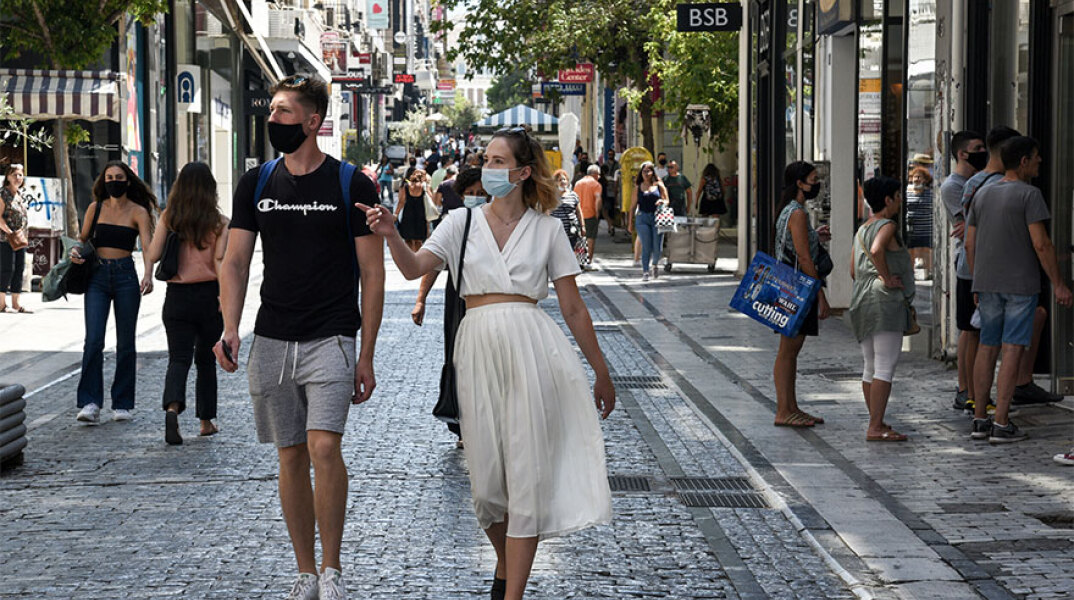 Κόσμος με μάσκα στην Ερμού - Επιπλέον στήριξη για τα εμπορικά καταστήματα ζητεί ο Εμπορικός Σύλλογος Αθηνών