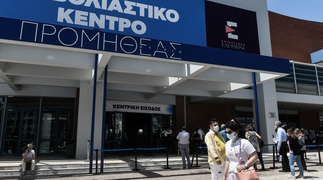 Στιγμιότυπο από εμβολιαστικό κέντρο 