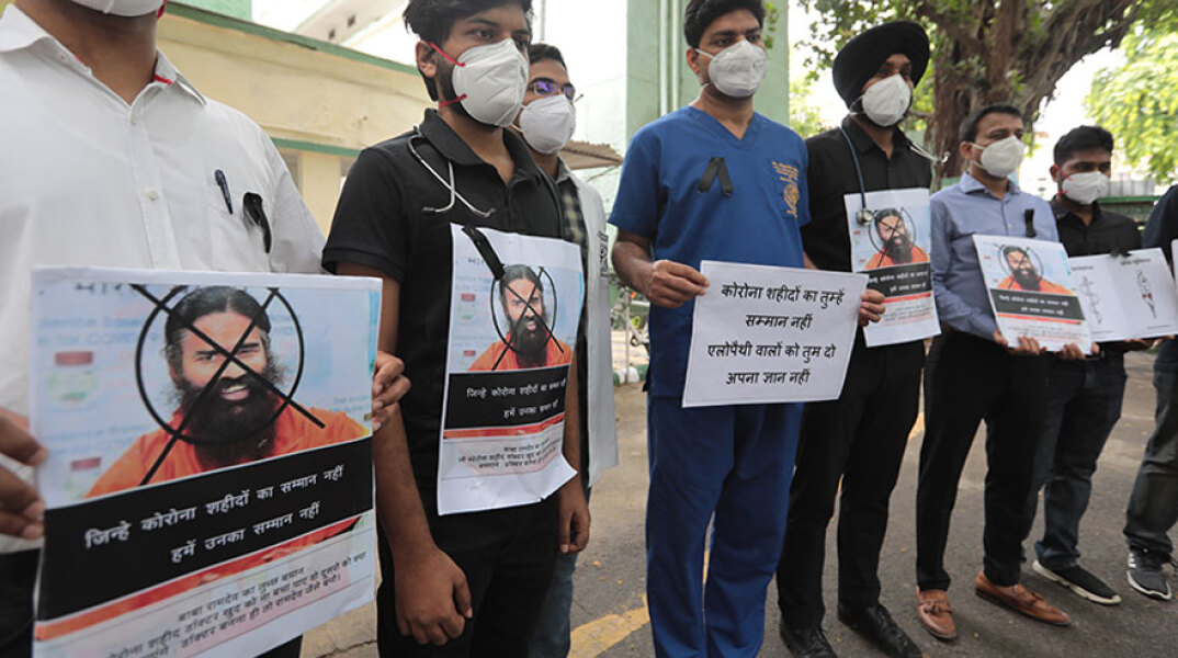 Ινδία - Κορωνοϊός: Παράσταση διαμαρτυρίας από γιατρούς για τον γκουρού που αρνείται να κάνει εμβόλιο και υποστηρίζει ότι η γιόγκα προστατεύει από την Covid-19
