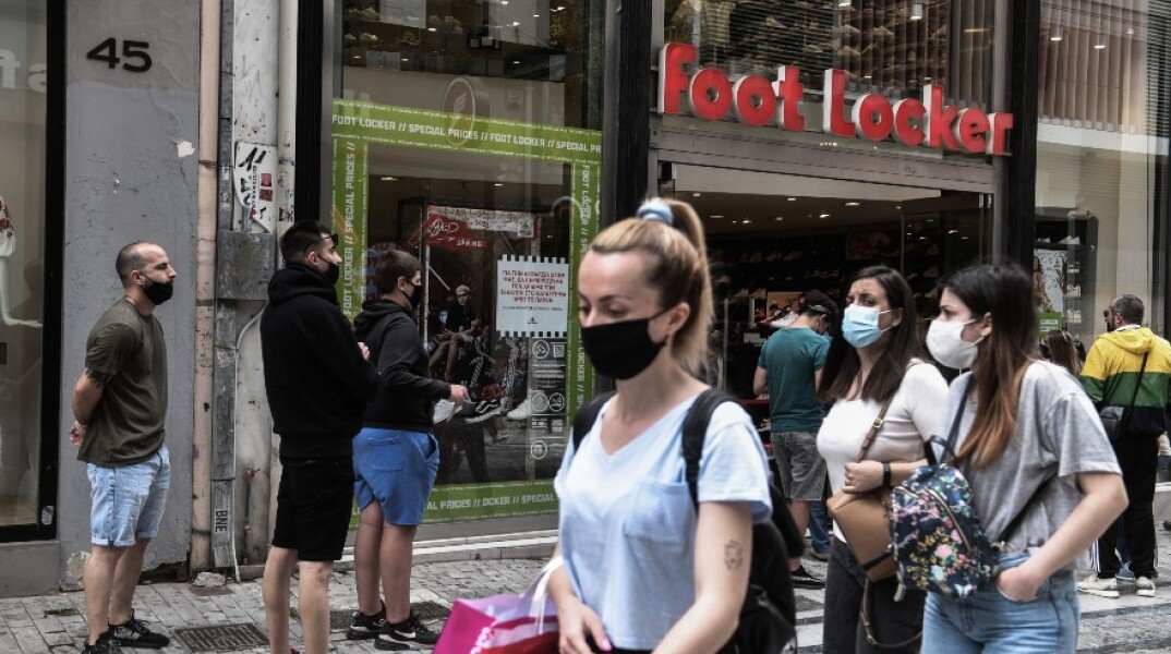 Πολίτες με μάσκες κάνουν τα ψώνια τους στην Ερμού της Αθήνας