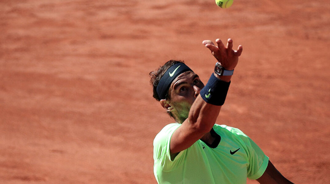 Ο Ράφαελ Ναδάλ σερβίρει στην «πρεμιέρα» του στο Roland Garros