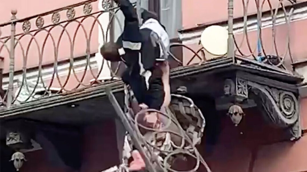 Αγία Πετρούπολη - Ρωσία: Η στιγμή που υποχωρούν τα κάγκελα στο μπαλκόνι και το ζευγάρι πέφτει στο κενό - Είχε προηγηθεί άγριος καβγάς