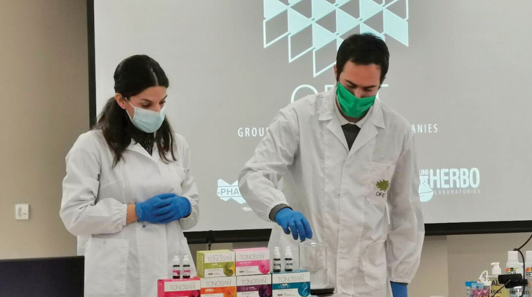 Γυναίκα και άνδρας με ιατρικές φόρμες και μάσκες κάνουν παρουσίαση