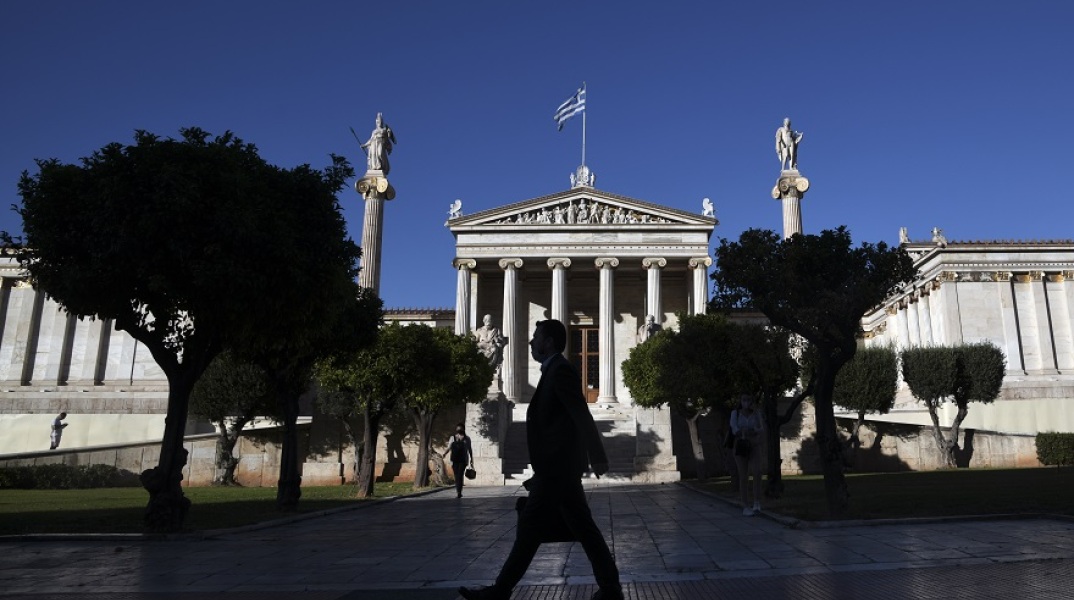 Πολίτης περπατά στο κέντρο της Αθήνας