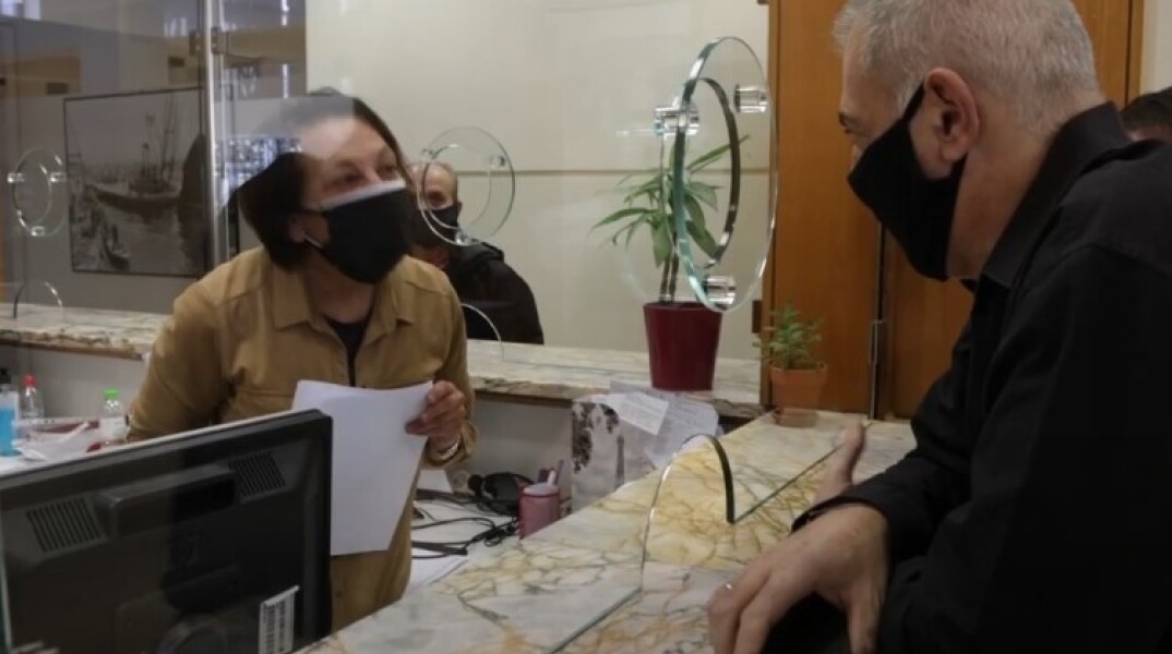 Γυναίκα εξυπηρετείται σε ΚΕΠ©ΑΠΕ-STR