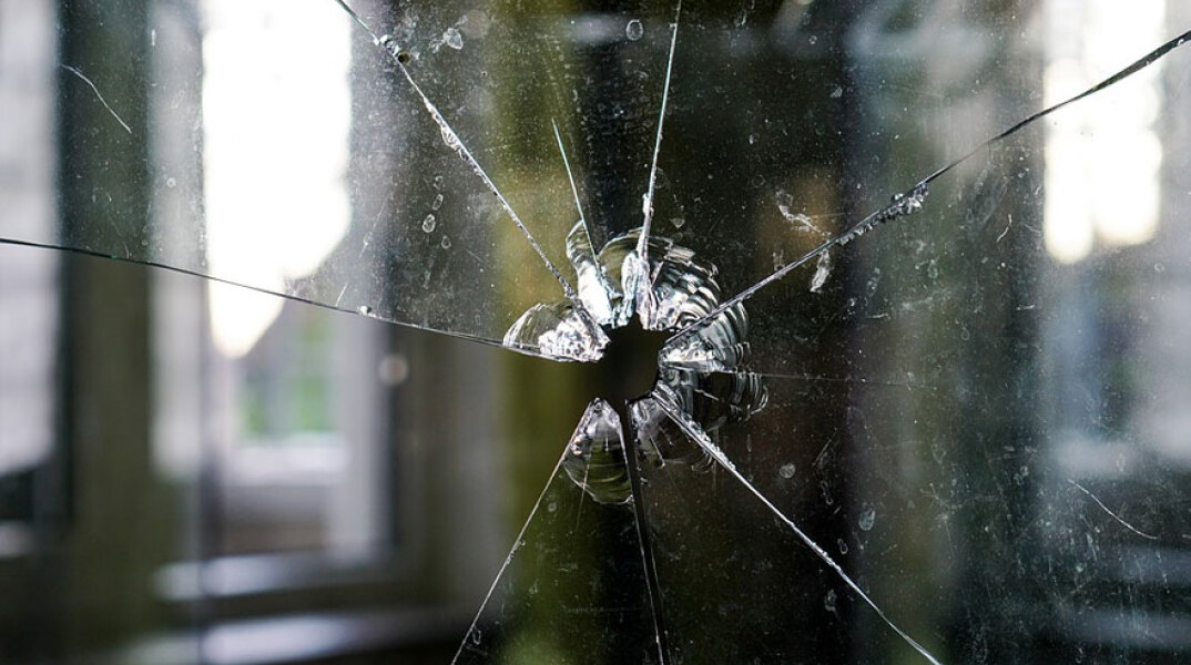 Σπασμένο τζάμι από σφαίρα μετά από πυροβολισμό