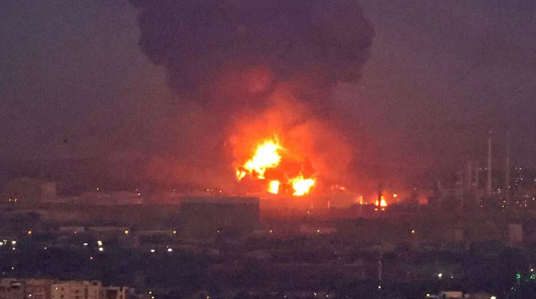 Τεράστιες φλόγες ξεπηδούν από τις εγκαταστάσεις σε διυλιστήριο στο Ιράν, στο οποίο ξέσπασε μεγάλη φωτιά