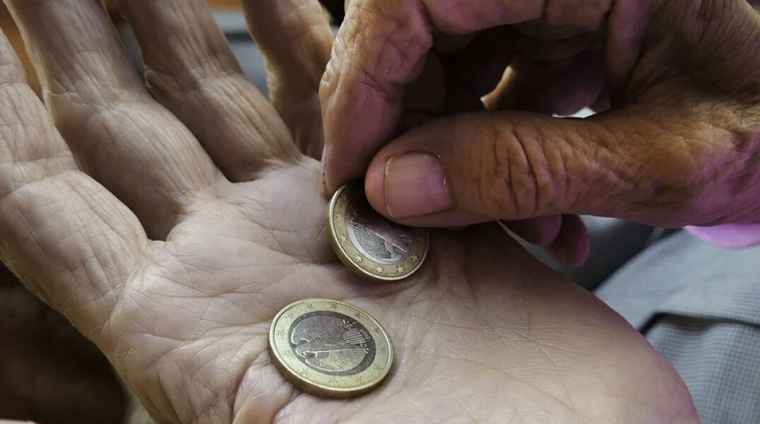 Ηλικιωμένος μετρά νομίσματα του ευρώ - Σε δημόσια διαβούλευση η Εθνική Στρατηγική για τη μείωση της φτώχειας