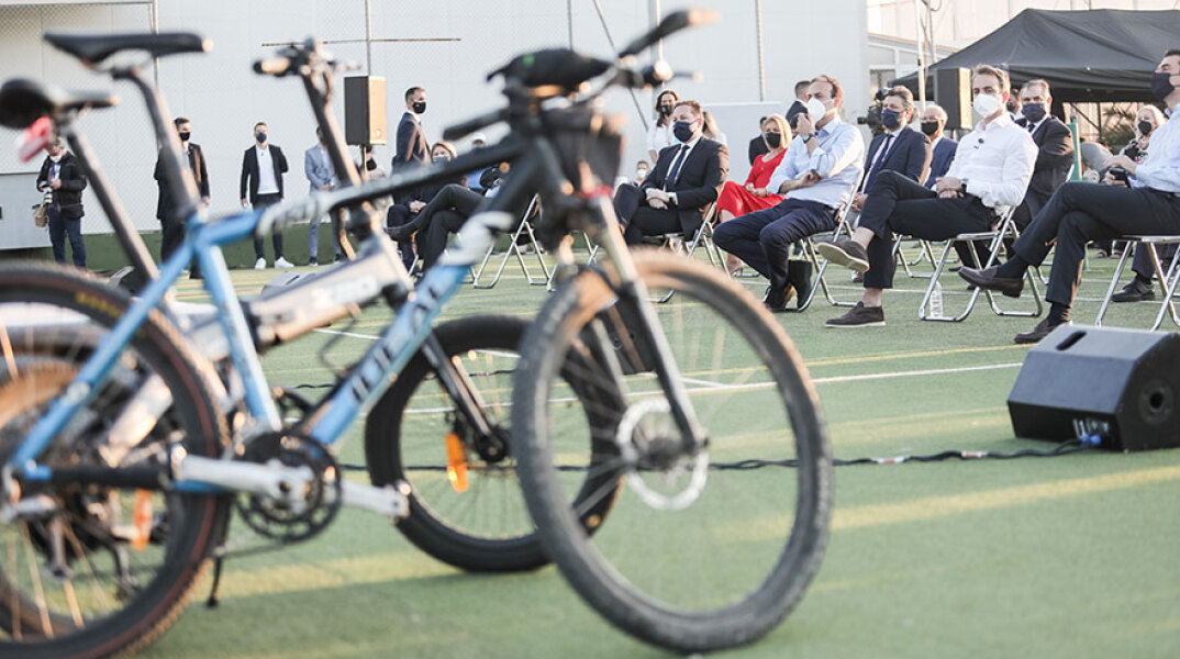 Το ποδήλατο στην παραλιακή σε πρώτο πλάνο: Σε εκδήλωση στη Γλυφάδα ο πρωθυπουργός Κυριάκος Μητσοτάκης εξήγγειλε νέο ποδηλατόδρομο από το ΣΕΦ μέχρι το Σούνιο