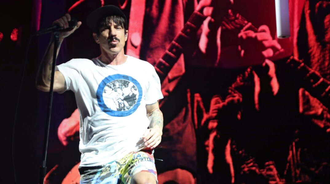 Ο τραγουδιστής των Red Hot Chili Peppers, Anthony Kiedis, κατά τη διάρκεια συναυλίας τους