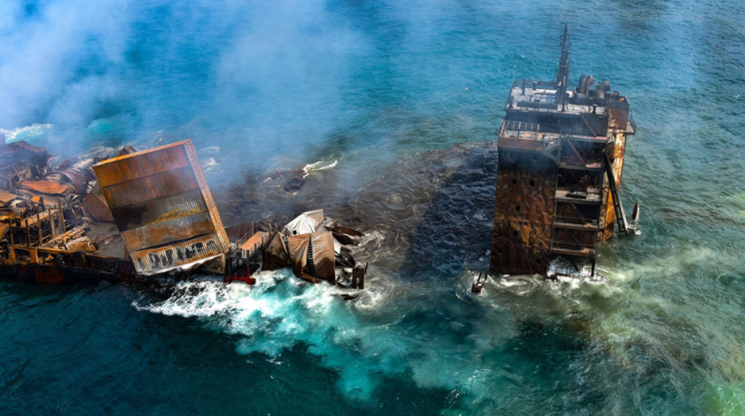 Το φορτηγό πλοίο, MV X-Press Pearl, βυθίζεται, 9 ναυτικά μίλια βορειοδυτικά του λιμένα του Κολόμπο της Σρι Λάνκα, στις 2 Ιουνίου 2021 