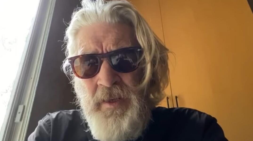 Ο σκηνοθέτης David Lynch με μακριά μαλλιά και γυαλιά ηλίου©YouTube