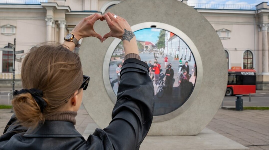 Μια γυναίκα στη Λιθουανία επικοινωνεί με κατοίκους της Πολωνίας μέσω της «εικονικής πόρτας»
