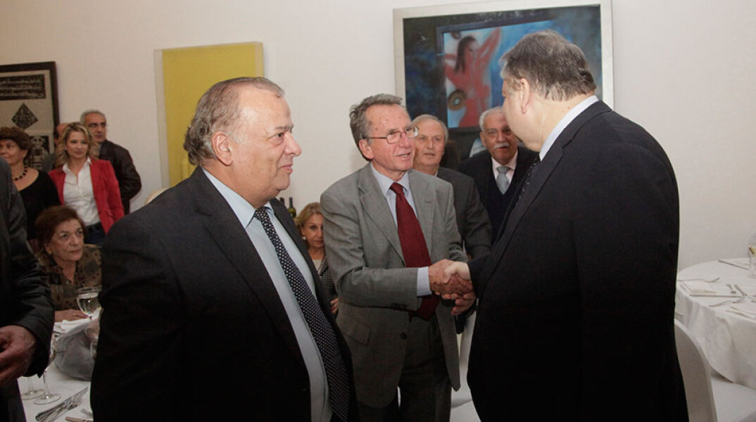 Ο Γιώργος Δρυς κάνει χειραψία με τον Ευάγγελο Βενιζέλο (ΦΩΤΟ ΑΡΧΕΙΟΥ)