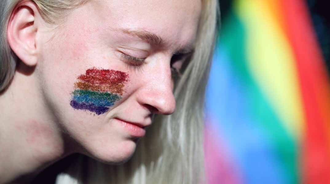 Μια κοπέλα με το σήμα των ΛΟΑΤΚΙ ζωγραφισμένο στο μάγουλο©pixabay
