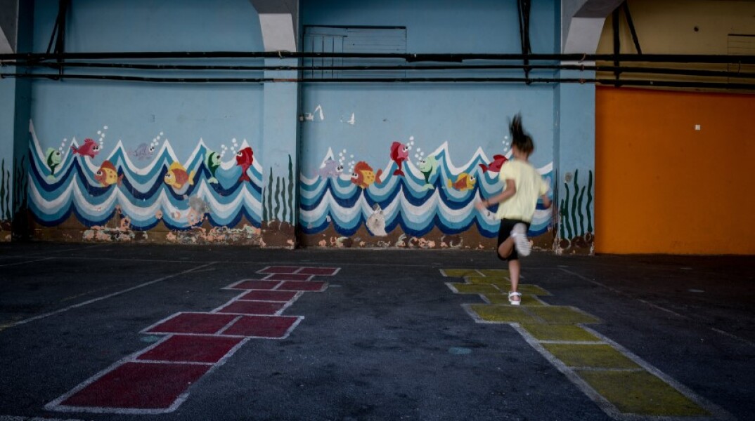 Έφηβη μαθήτρια κάνει κουτσό στο προαύλιο του σχολείου©Eurokinissi-ΜΠΟΛΑΡΗ ΤΑΤΙΑΝΑ