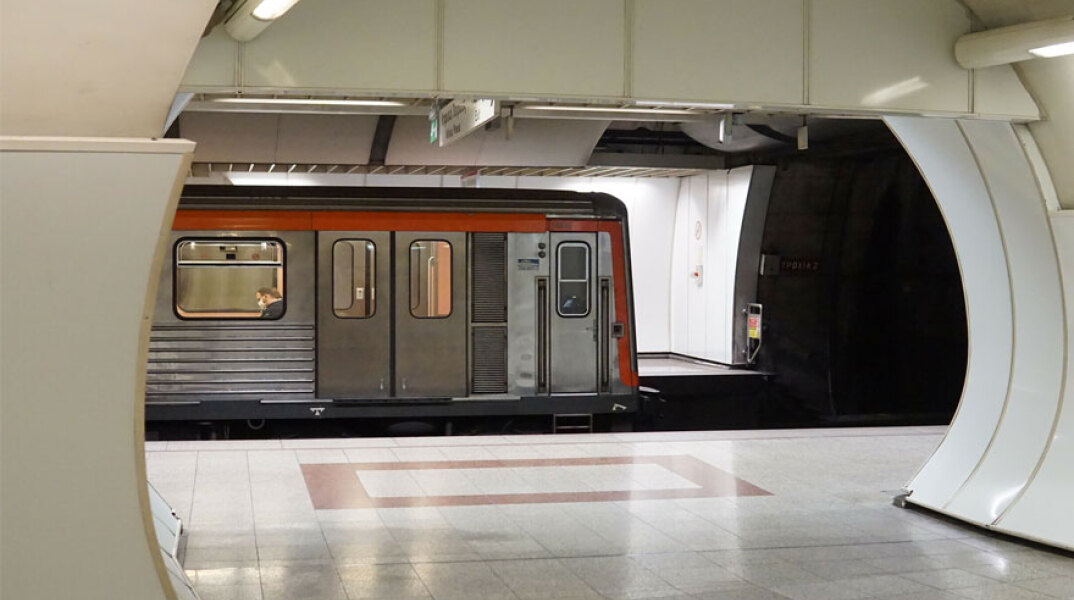 Συρμός του Μετρό σε αποβάθρα σταθμού - Ανακοινώθηκε απεργία και σε Τραμ και Ηλεκτρικό στις 10 Ιουνίου 2021