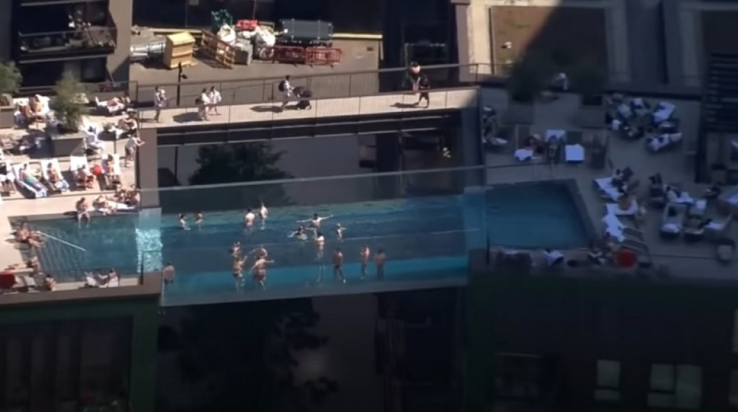 Λονδίνο: Πισίνα ύψους 35 μετρών βρίσκεται στο κέντρο της πόλης και έχει τραβήξει την προσοχή όλου του κόσμου