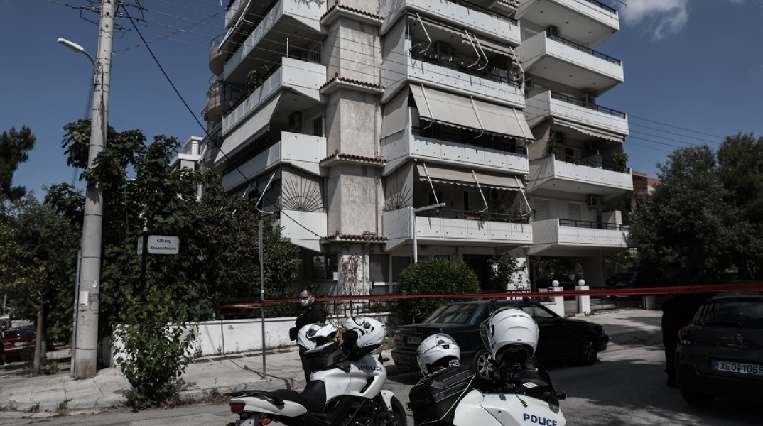 Πυροβολισμοί σε μπαλκόνια πολυκατοικίας στην οδό Κουμουνδούρου