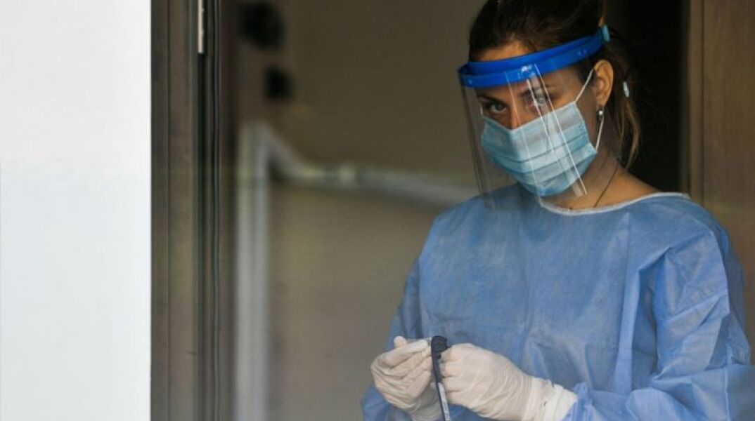 Υγειονομικός του ΕΟΔΥ με rapid test για κορωνοϊό 