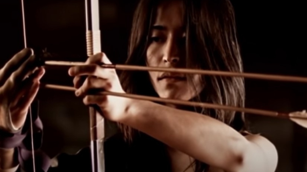 Τοξότης περνά βέλος στο τόξο του