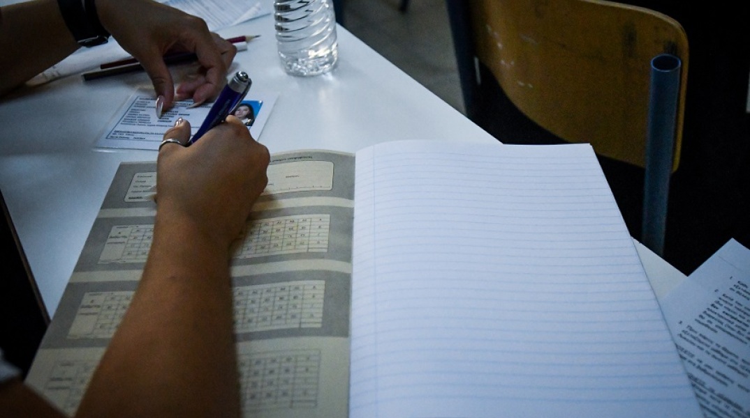 Πανελλήνιες Εξετάσεις: Μαθητές συμπληρώνουν τα στοιχεία τους στο τετράδιο απάντησης των θεμάτων