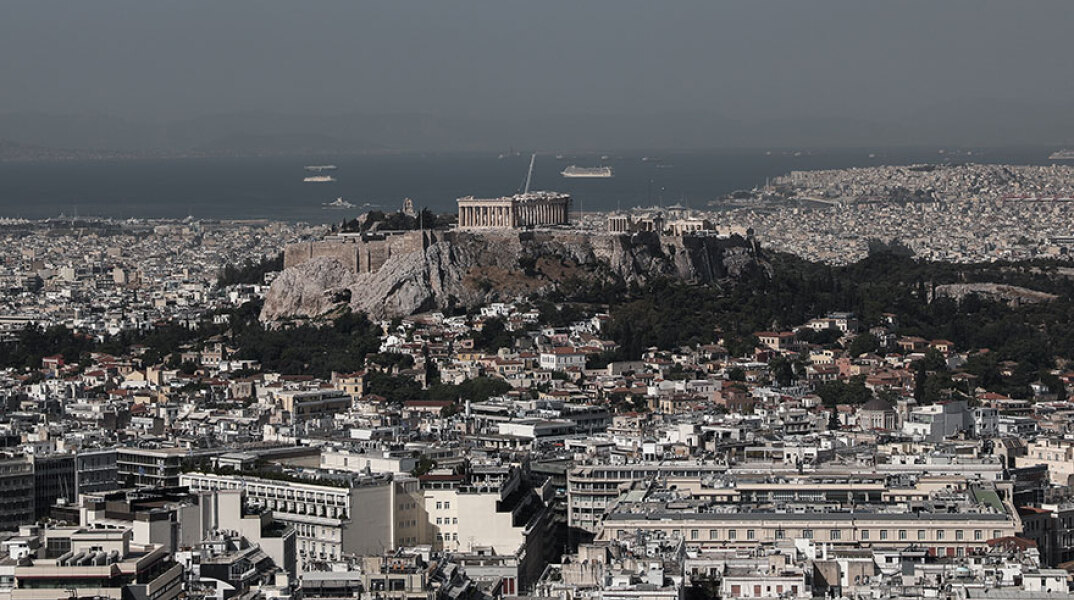 Πανοραμική άποψη της Αθήνας - Διαμάχη ΥΠΟΙΚ με ΣΥΡΙΖΑ για τις αντικειμενικές αξίες