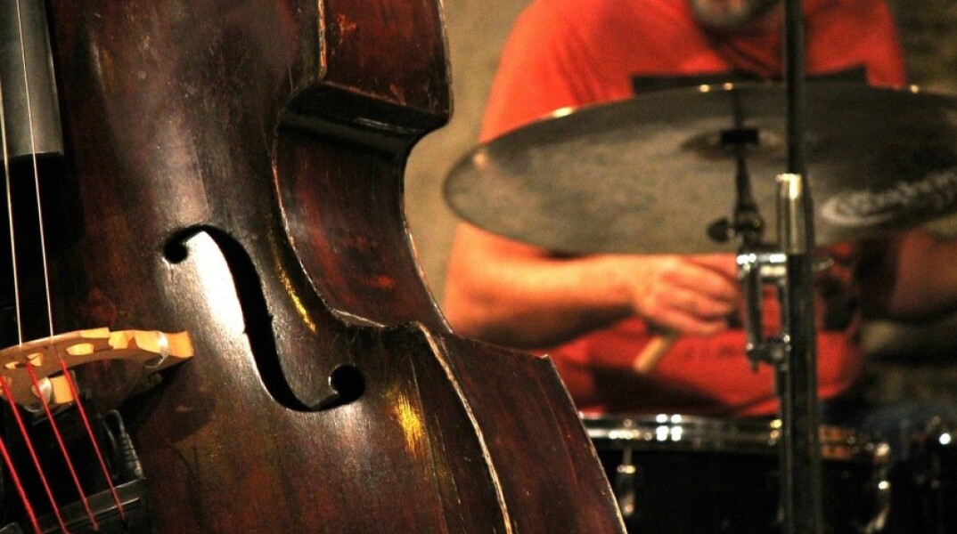 ;Eνα κόντρα μπάσο και ντραμς λίγο πριν ξεκινήσει τζαζ συανυλία©Pixabay-Free-Photos