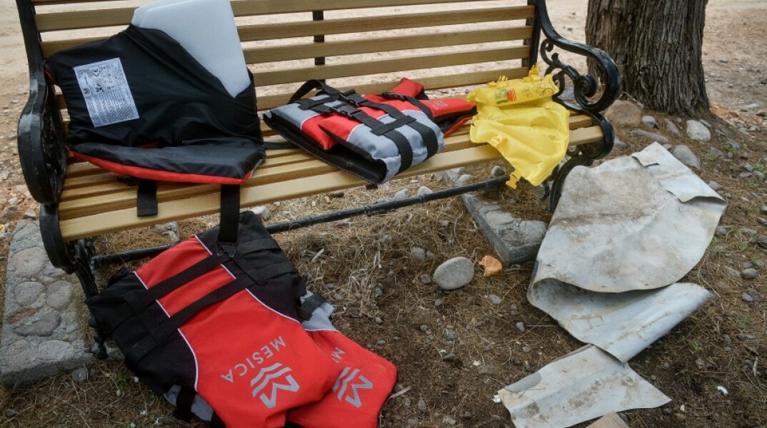 Παιδικά σωσίβια μεταναστών σε παγκάκι©Eurokinissi-Τατιάνα Μπόλαρη