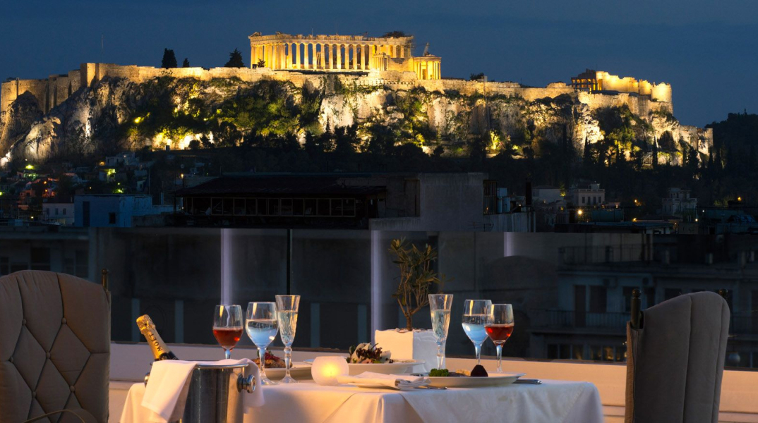 Το μαγευτικό Olive Garden bar & restaurant- η βεράντα του ΤΙΤΑΝΙΑ, επέστρεψε. Από το μεσημέρι έως το βράδυ (12:00- 00:00).