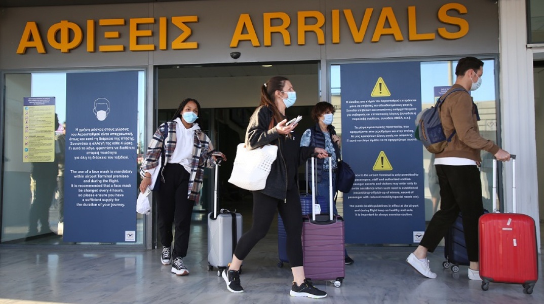 Άφιξη τουριστών σε αεροδρόμιο