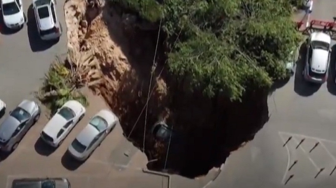Άνοιξε τεράστια τρύπα στο έδαφος και «κατάπιε» αυτοκίνητο
