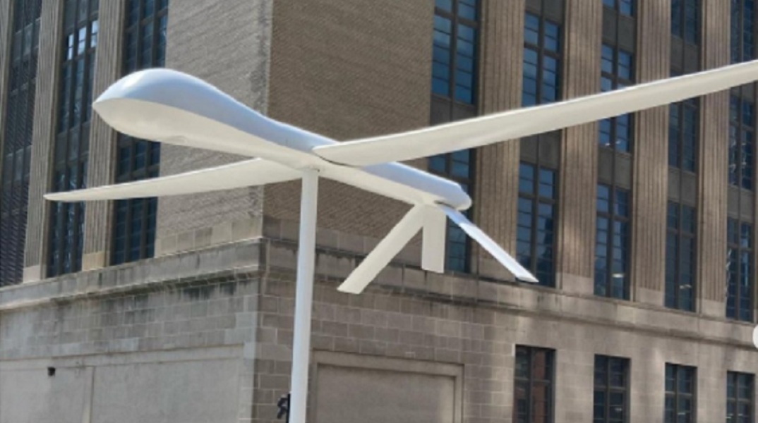 Tο τεράστιο λευκό γλυπτό που αναπαριστά drone στο κέντρο της Νέας Υόρκης 